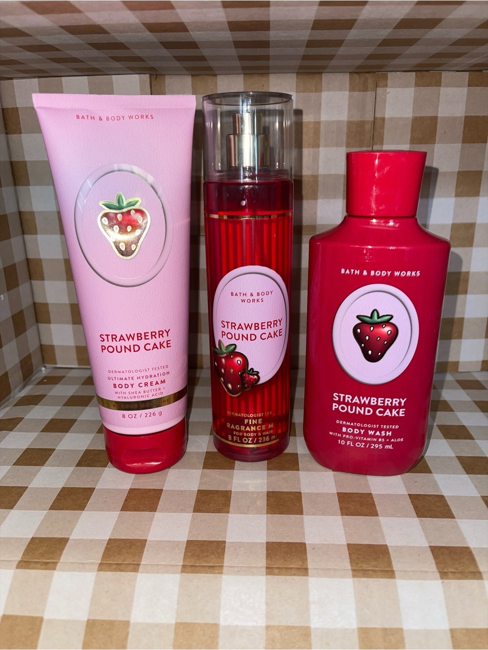 BATH & BODY WORKS STRAWBERRY POUND CAKE 3 PIECE SET